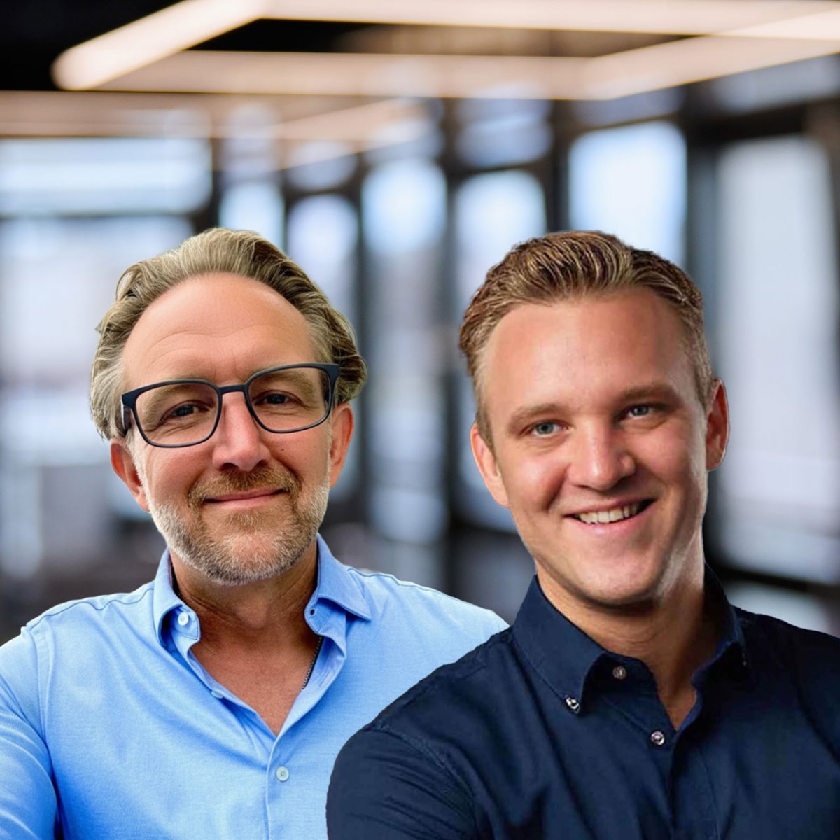 Zwei Personen stehen gemeinsam in einem Büro und blicken freundlich in die Kamera